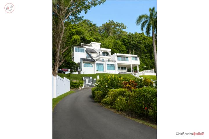 7-bedroom, 5.5-bath residence in Guaynabo.