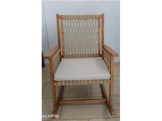 Dos sillones de madera marro claro