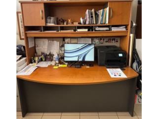 Escritorio con printer y monitor