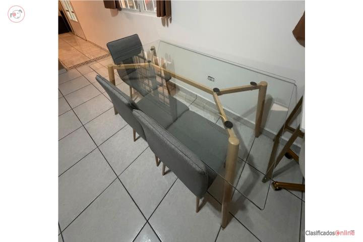 Mesa de comedor con sus 4 cillas , Puerto Rico