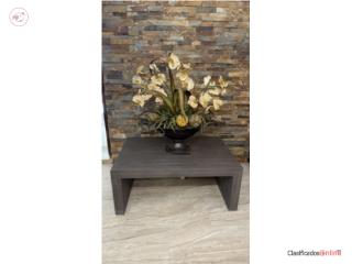ELEGANTE MESA DE CENTRO CON ARREGLO FLORAL DE, Puerto Rico