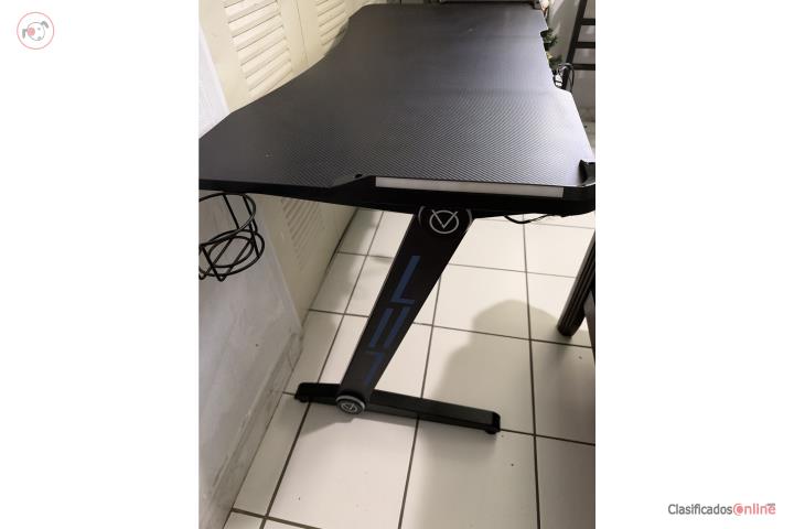 Escritorio gaming usado en Toa Alta