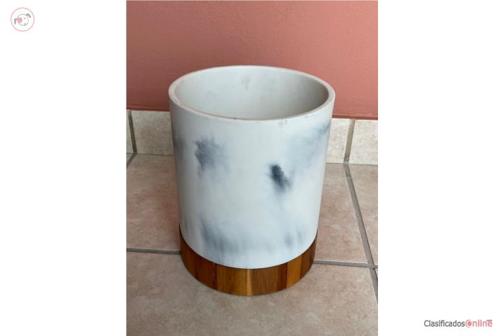 Zafacón moderno imitando mármol yen madera , Puerto Rico
