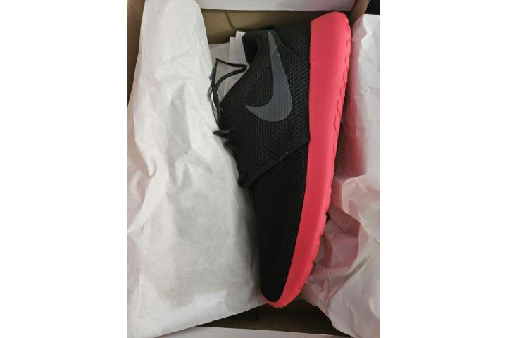 nike roshe 10.5 new