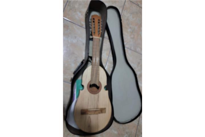 Cuatro artesanal puertorriqueño