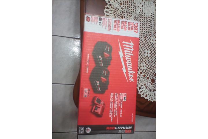 SET DE 2 BATERIAS MILWAUKEE DE 5 AHY CARGADOR