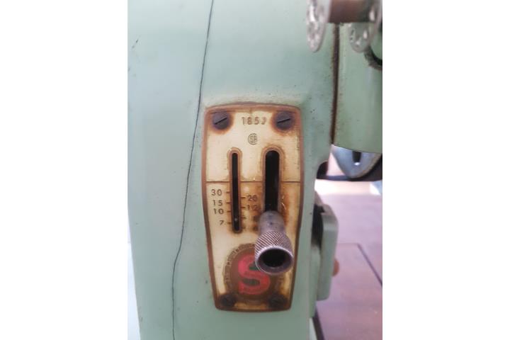 máquina vintage de la marca Singer modelo 18