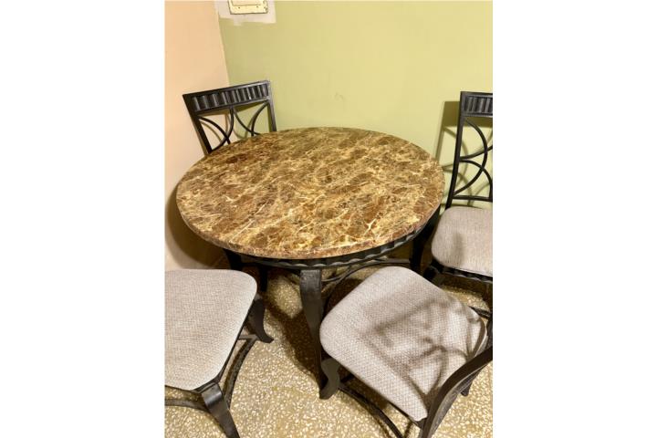 Mesa con Silas $75, Puerto Rico