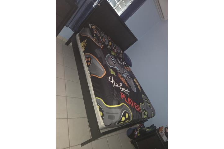 Cama y mesa de noche en madera negra, Puerto Rico