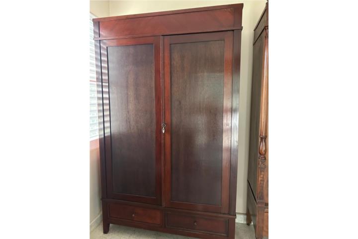 Armario de madera oscuro , Puerto Rico