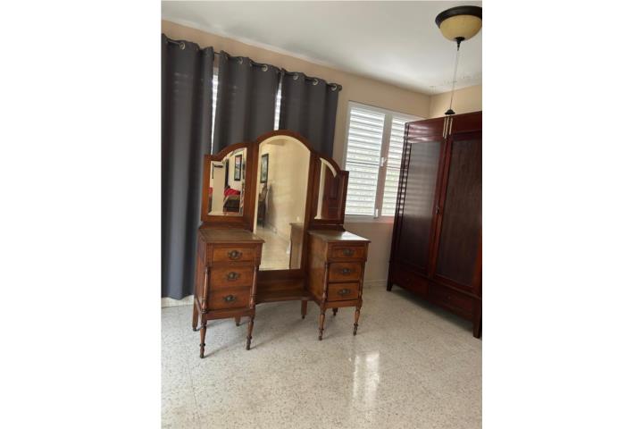 Tocador antiguo con espejo , Puerto Rico