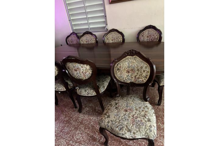 Comedor en Coaba con 8 Sillas.