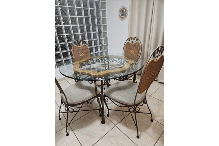 Mesa de comedor y sillas
