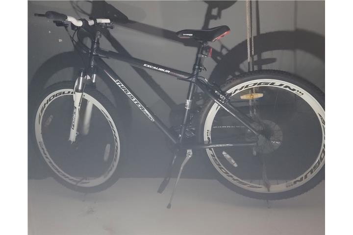 Bicicleta blanca y negra THRUSTER 2900 $150, Puerto Rico