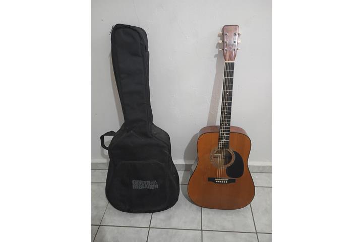 Guitarra con el estuche también se vende sepa, Puerto Rico