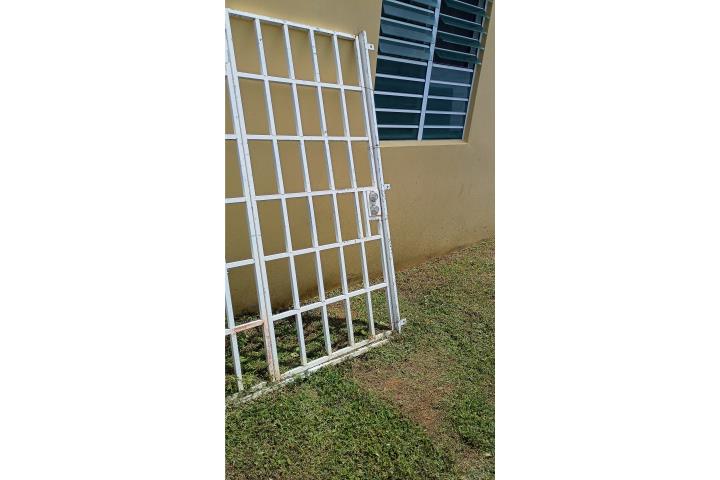 Porton de doble hoja y con puerta y cerradura, Puerto Rico