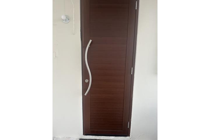 Puerta metal simulando madera , Puerto Rico