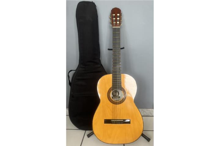 GUITARRA CON ESTUCHE (GUARDAR), Puerto Rico