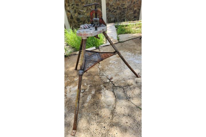 Trípode Ridgid modelo 40A, usado $170.00, Puerto Rico