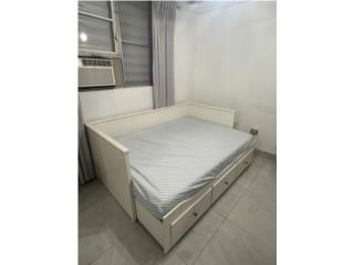 Set de Cama y Mesa de Noche: IKEA