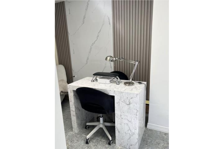 Mesa de uñas como nueva hecha en PVC 600 , Puerto Rico