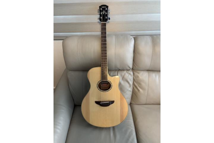 Yamaha APX600 electro-acoustic guitar, Puerto Rico