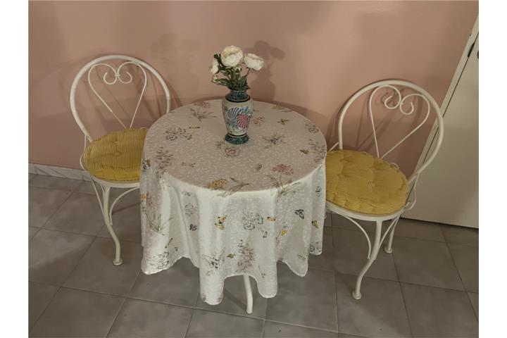 VENDO MESA REDONDA CON 2 SILLAS $75, Puerto Rico