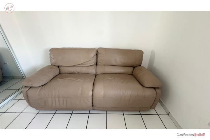Sofá reclinable  $50, Puerto Rico