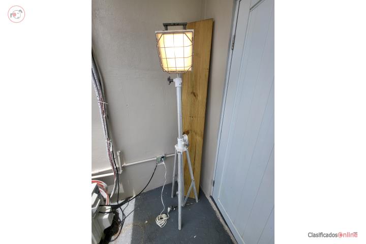 lampara portatil con pedestal, Puerto Rico