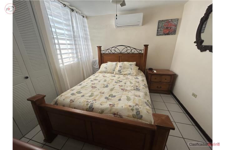 Cama Queen con mesa de noche, Puerto Rico