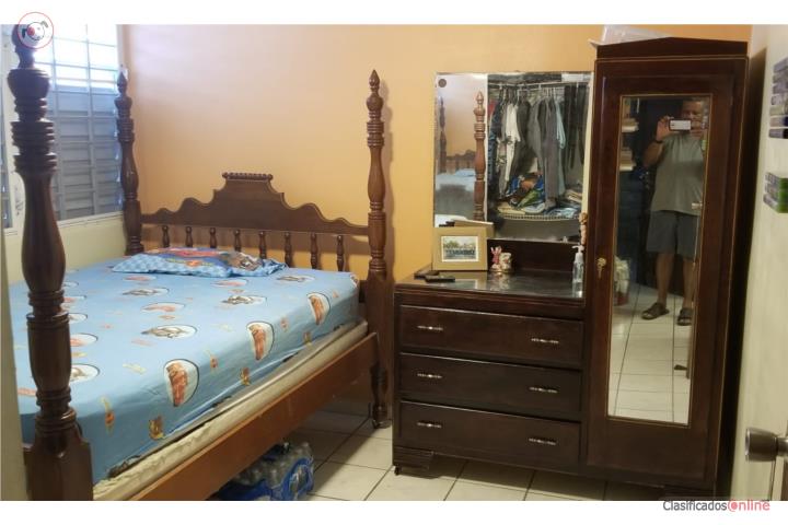 Ropero y cama de pilares, año 1960, Puerto Rico