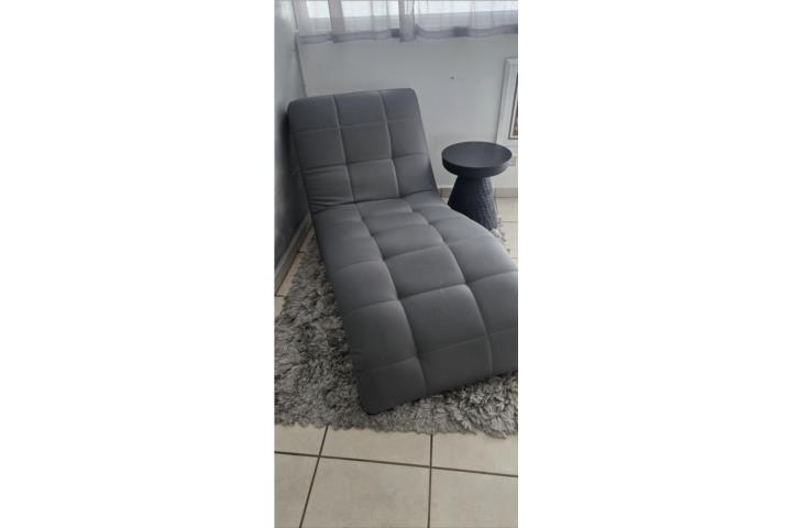 Silla lounge con alfombra y mesa madera, Puerto Rico