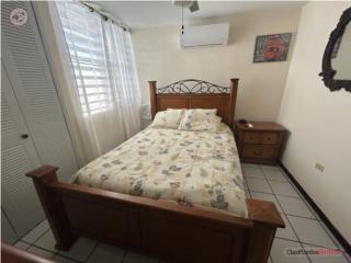 Cama Queen con dos mesas noche