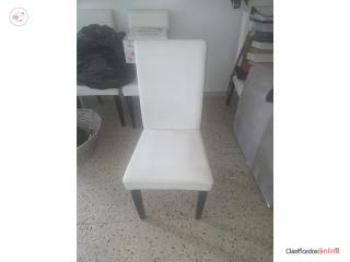 Sillas en cuero y madera sólida