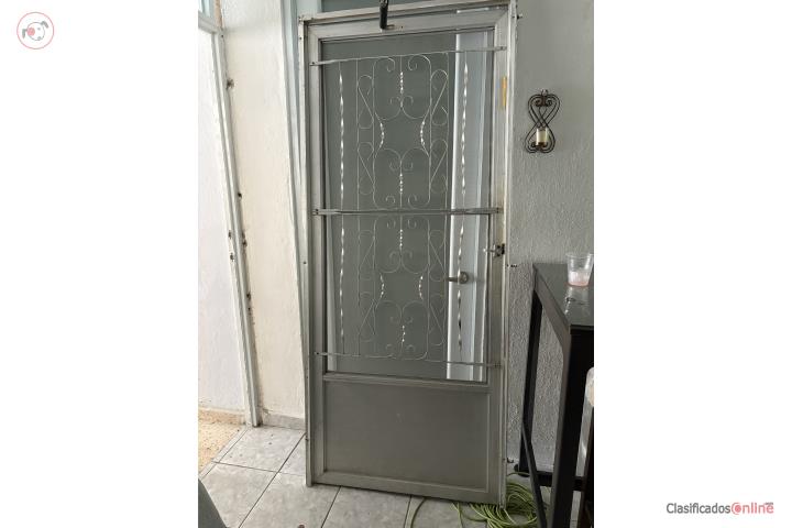 Una puerta screen y otra d madera, Puerto Rico