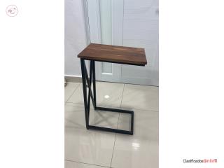 Mesita de noche de metal y madera