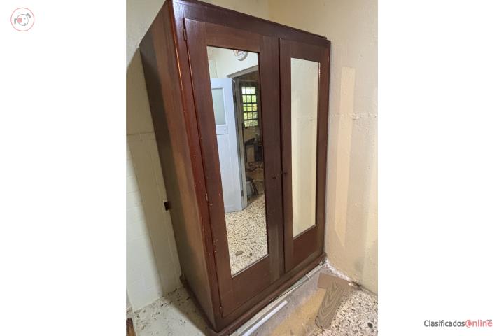 Ropero antiguo de madera, Puerto Rico
