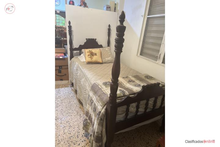 Cama antigua de madera tallada., Puerto Rico