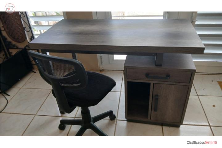 ESCRITORIO MODERNO Y SILLA, Puerto Rico