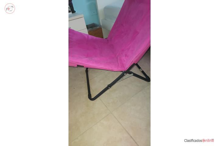 Silla moderna de color fushia en tela, Puerto Rico