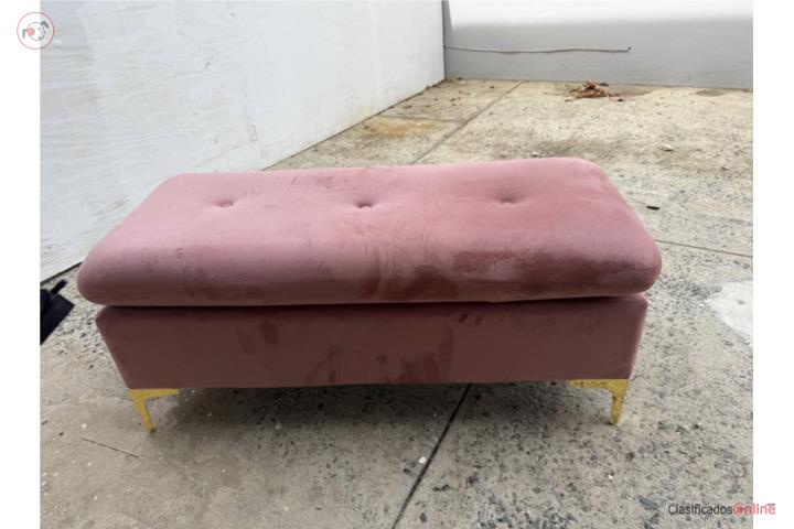 Ottoman / Bench rosado con patas doradas, Puerto Rico
