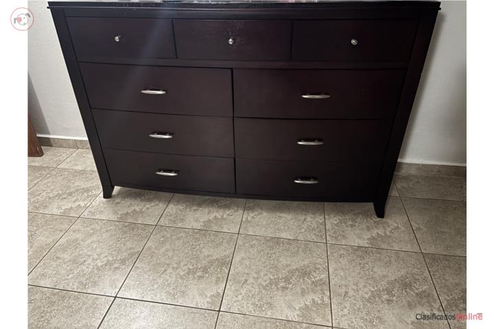 Vendo gavetero color marrón de madera sólida , Puerto Rico