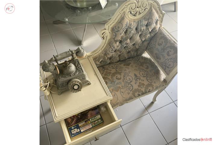 Mesa Antigua con Telefono, Puerto Rico