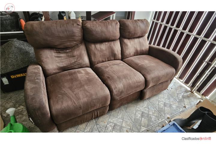 Sofa de tres asientos, dos reclinables, Puerto Rico