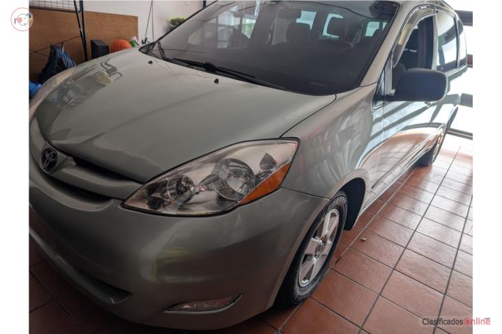 Toyota Sienna 2008. $3000