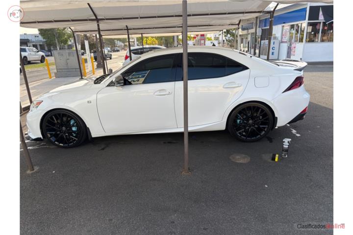Lexus is 200t 2016
