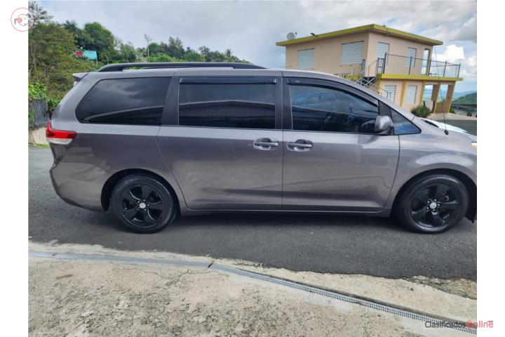 Toyota Sienna 2011