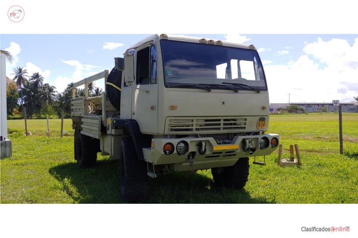 Camión militar M1078 con carretón