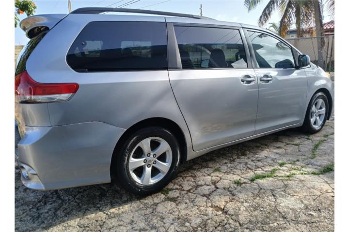 Toyota sienna 2011
