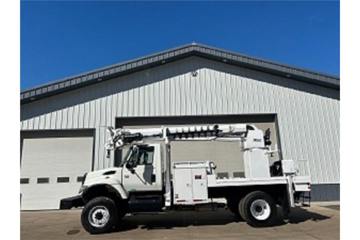 2003 International 7400 – 45’ Digger Derrick